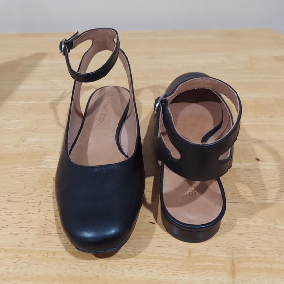 Bernardo Ellie Ankle Strap Flat - Picture 8 of 12